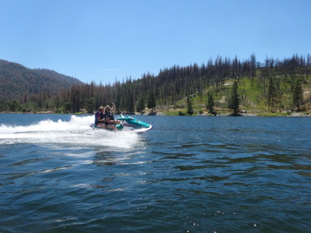 girls on ski