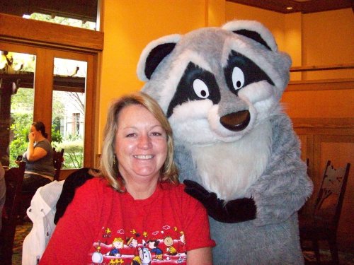 Mom and raccoon 