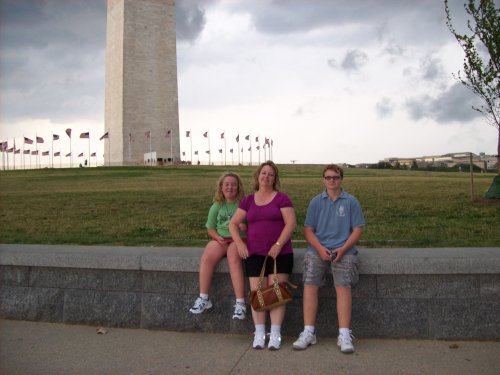 Family in front of Washington Monument 