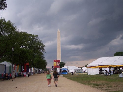 Melissa and dad walking towards the Washington monument 